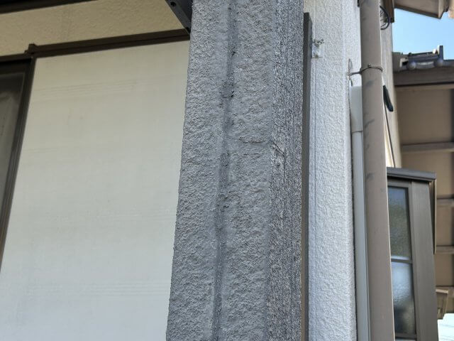 多治見市I様邸の外壁塗装と屋根工事の施工前写真 コーキングの劣化|サンセイ株式会社